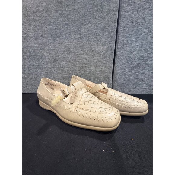 Mushrooms Shoes - Mushrooms Womens Beige Genuine Leather Loafers Size 8M Mary Jane